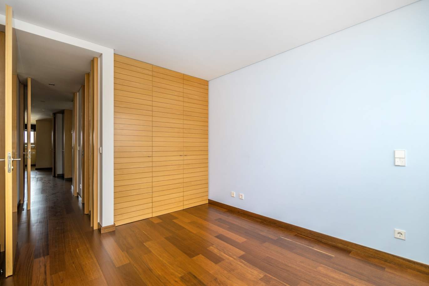 Apartamento moderno com varanda e vistas rio, para venda, no Porto_136398