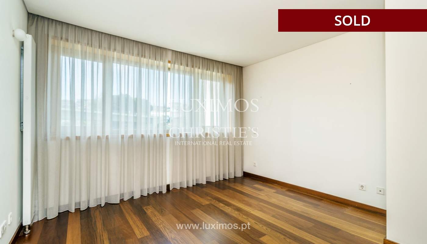 Apartamento moderno com varanda e vistas rio, para venda, no Porto, Portugal_136399
