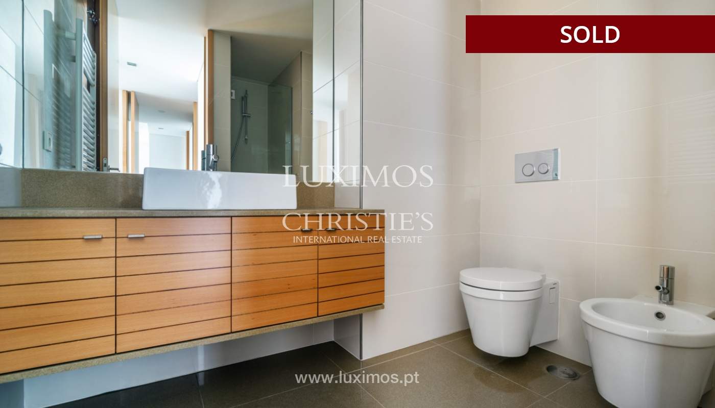 Apartamento moderno com varanda e vistas rio, para venda, no Porto, Portugal_136400