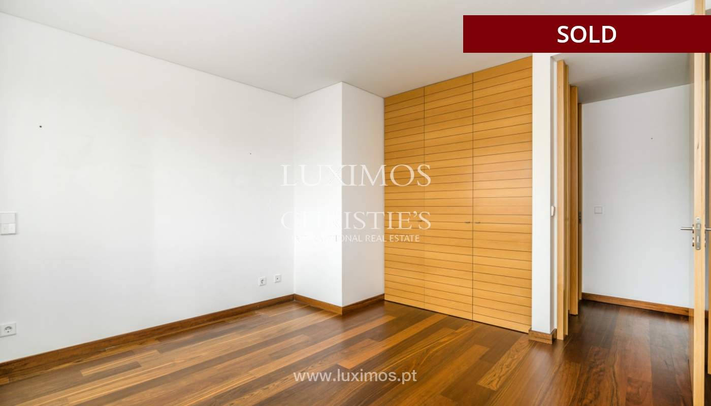 Apartamento moderno com varanda e vistas rio, para venda, no Porto, Portugal_136401