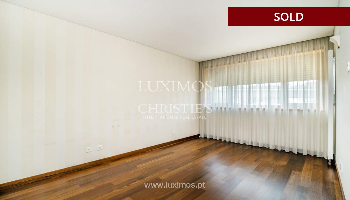 Apartamento moderno com varanda e vistas rio, para venda, no Porto, Portugal_136402