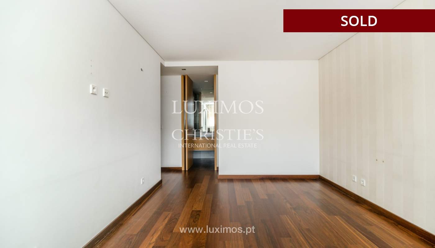 Apartamento moderno com varanda e vistas rio, para venda, no Porto, Portugal_136403