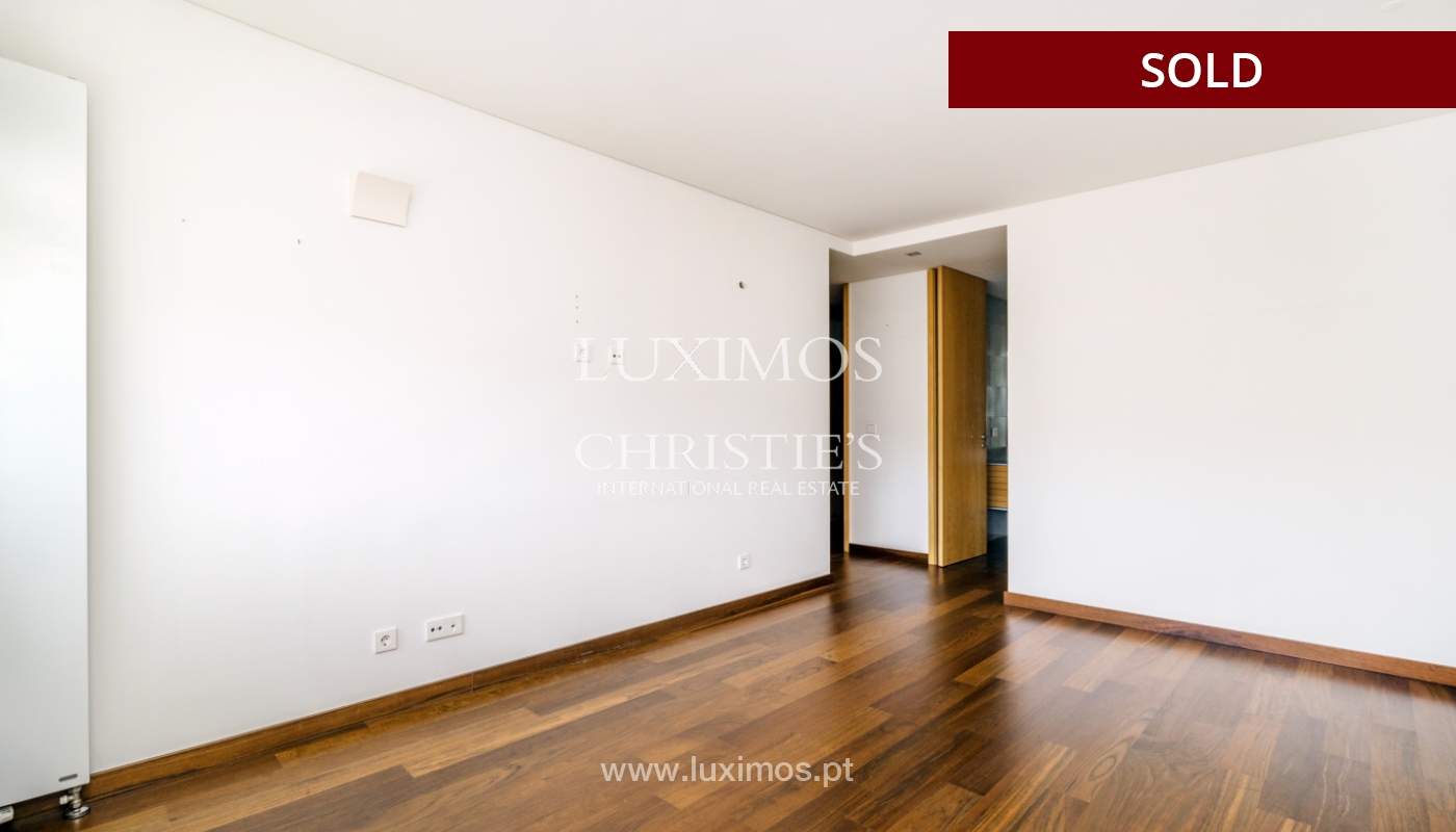 Apartamento moderno com varanda e vistas rio, para venda, no Porto, Portugal_136404