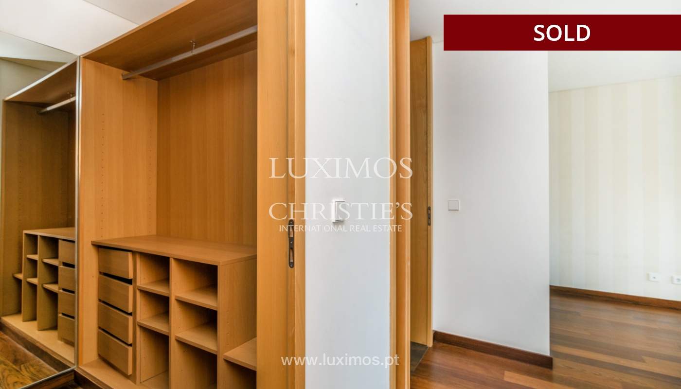 Apartamento moderno com varanda e vistas rio, para venda, no Porto, Portugal_136405