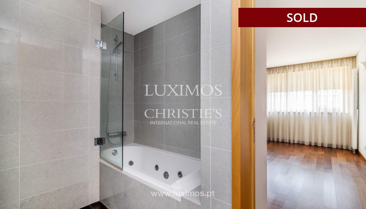 Apartamento moderno com varanda e vistas rio, para venda, no Porto, Portugal_136408