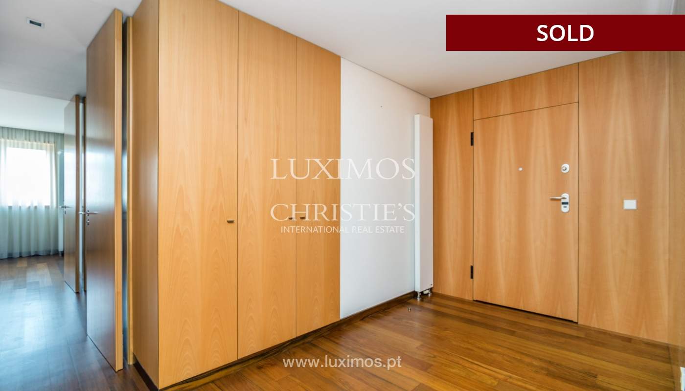 Apartamento moderno com varanda e vistas rio, para venda, no Porto, Portugal_136410