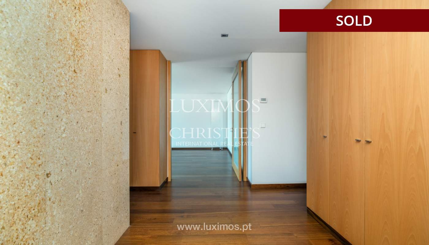 Apartamento moderno com varanda e vistas rio, para venda, no Porto, Portugal_136411