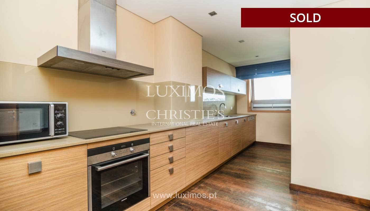 Apartamento moderno com varanda e vistas rio, para venda, no Porto, Portugal_136412