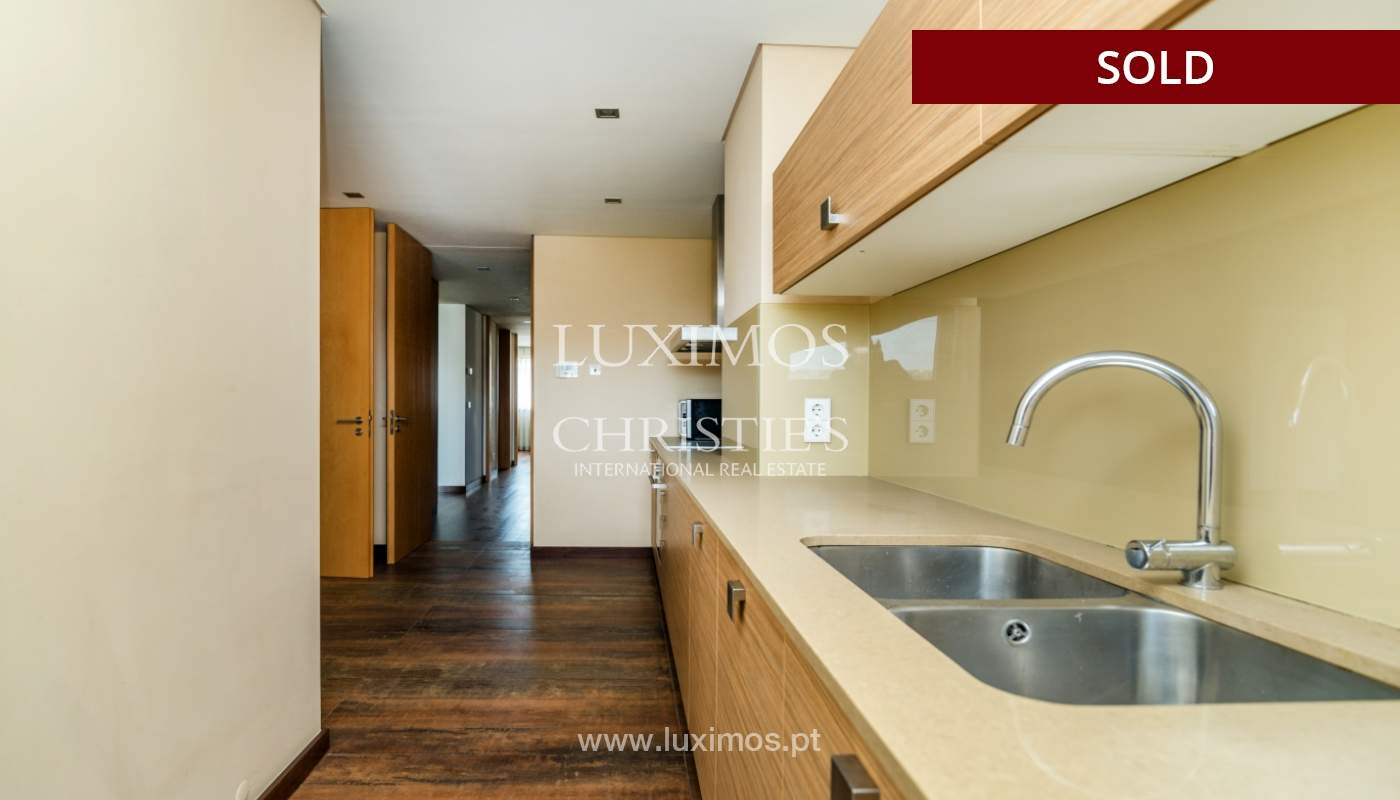 Apartamento moderno com varanda e vistas rio, para venda, no Porto, Portugal_136413