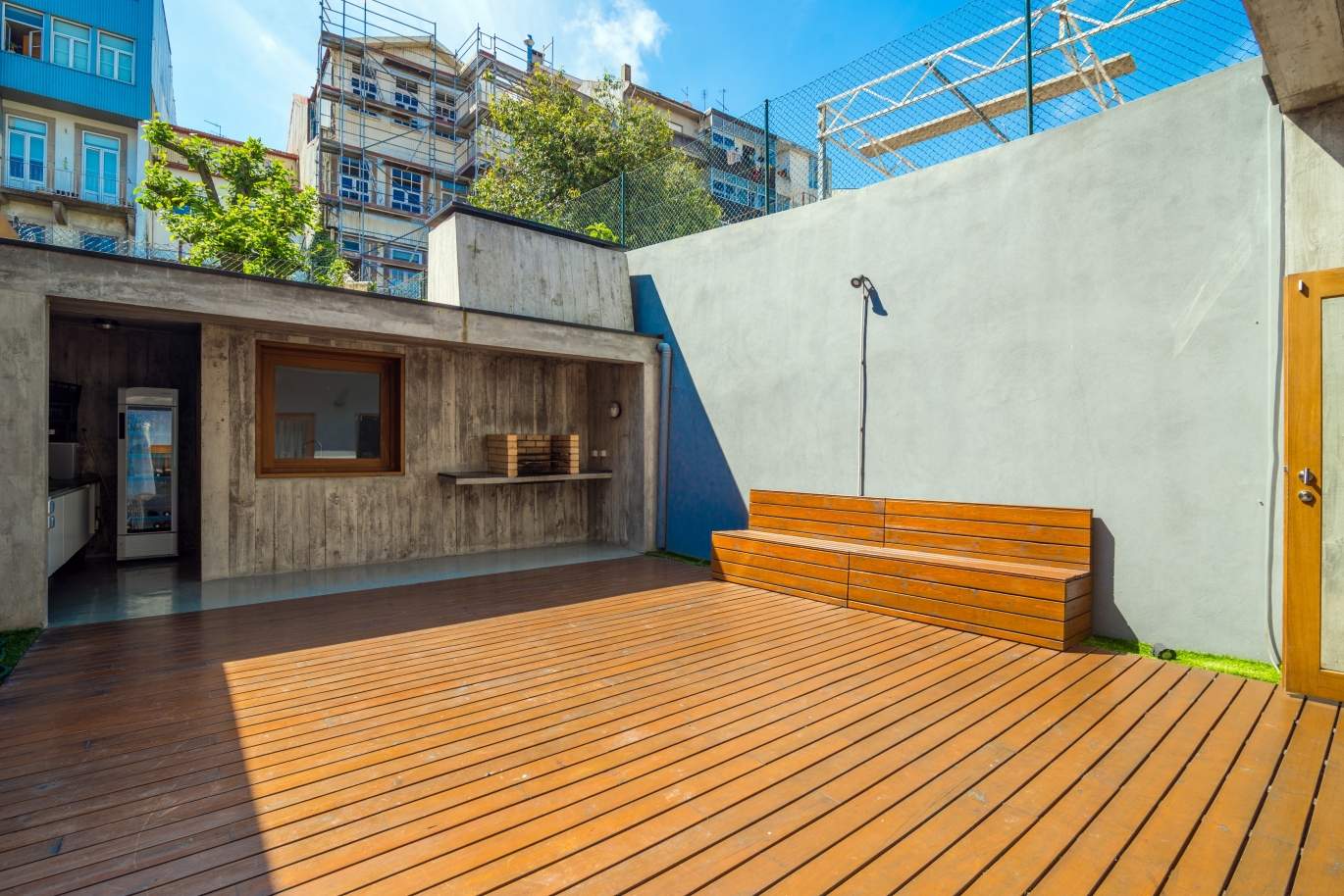 Moradia remodelada com terraço, para venda, junto ao centro do Porto _139702