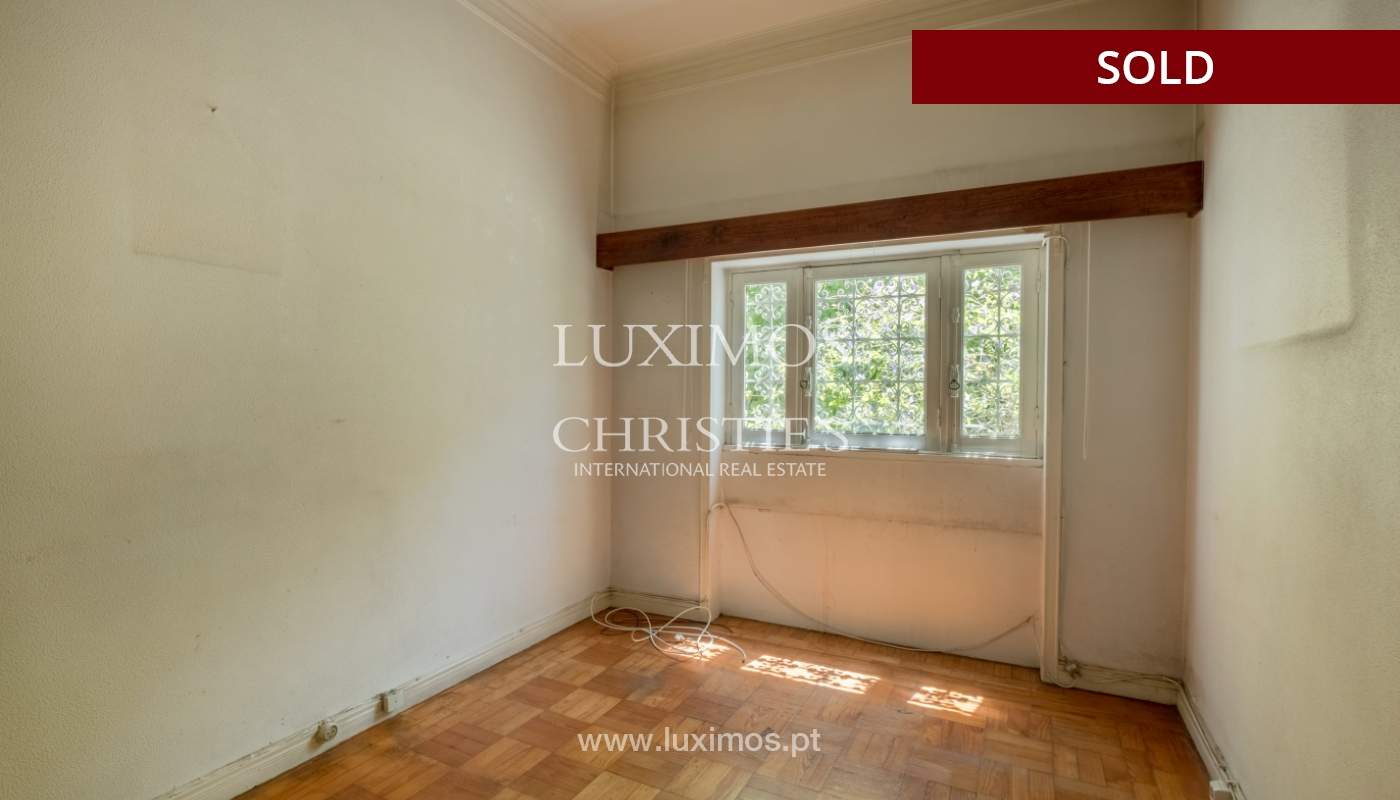 Venda de moradia clássica com jardim, para remodelar, junto à Boavista_139709