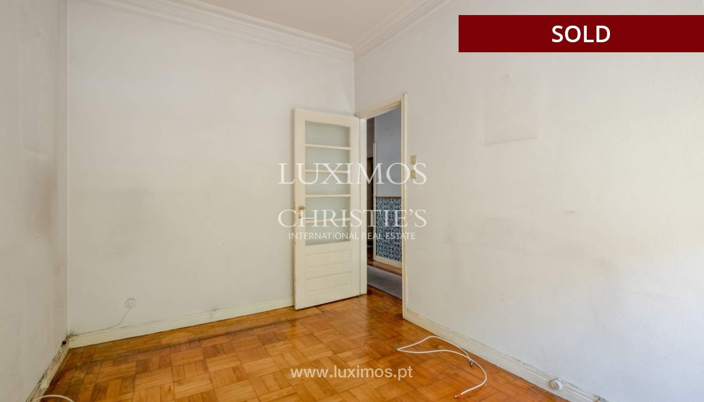 Venda de moradia clássica com jardim, para remodelar, junto à Boavista_139711