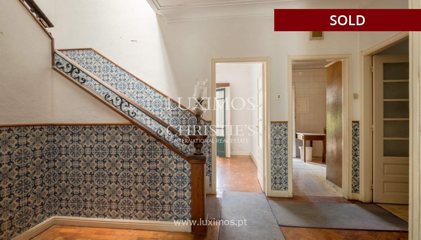 Venda de moradia clássica com jardim, para remodelar, junto à Boavista_139715