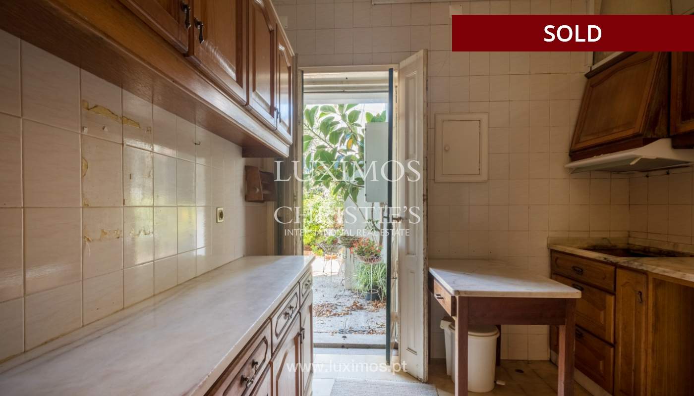 Venda de moradia clássica com jardim, para remodelar, junto à Boavista_139720