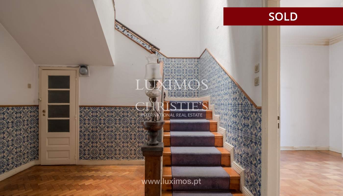 Venda de moradia clássica com jardim, para remodelar, junto à Boavista_139721