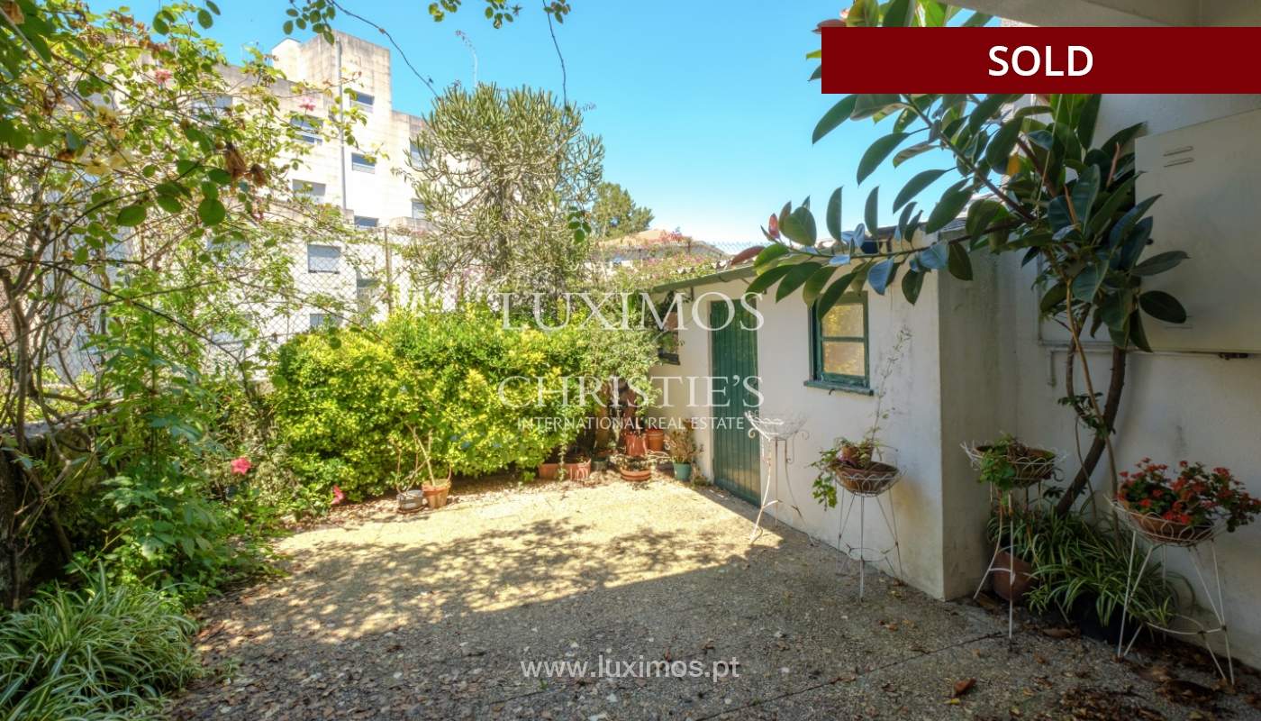 Venda de moradia clássica com jardim, para remodelar, junto à Boavista_139722