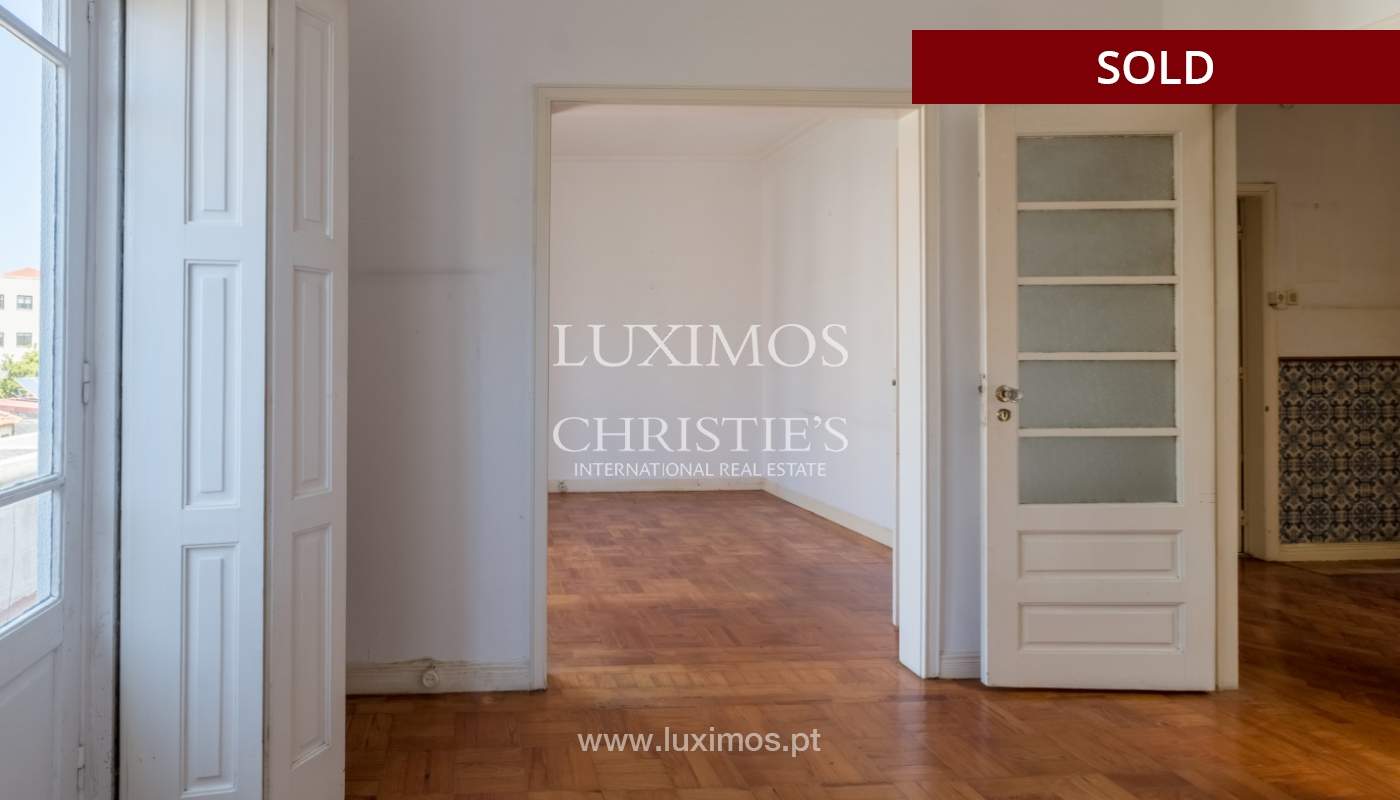 Venda de moradia clássica com jardim, para remodelar, junto à Boavista_139731