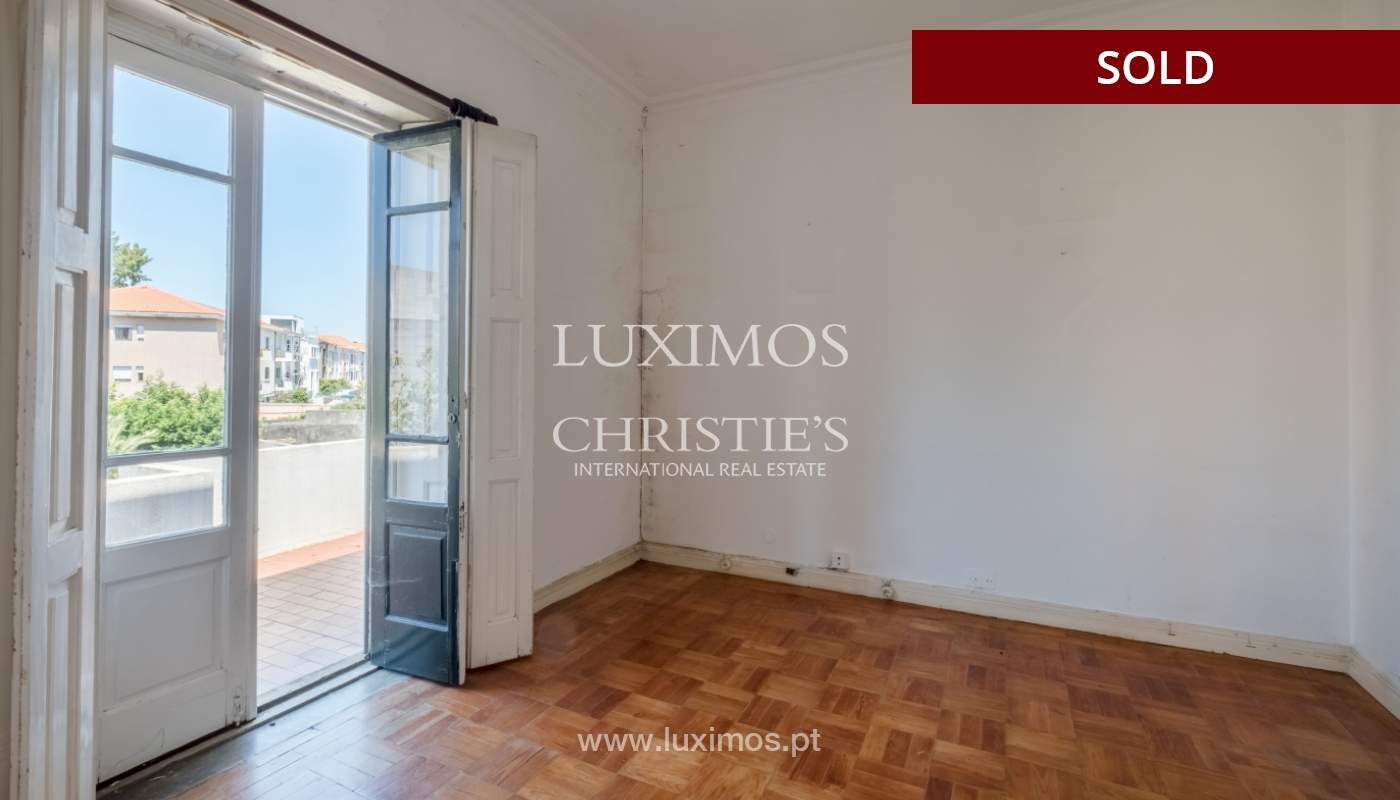 Venda de moradia clássica com jardim, para remodelar, junto à Boavista_139732