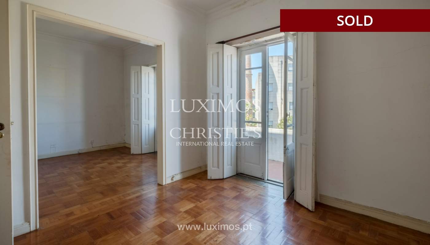 Venda de moradia clássica com jardim, para remodelar, junto à Boavista_139733