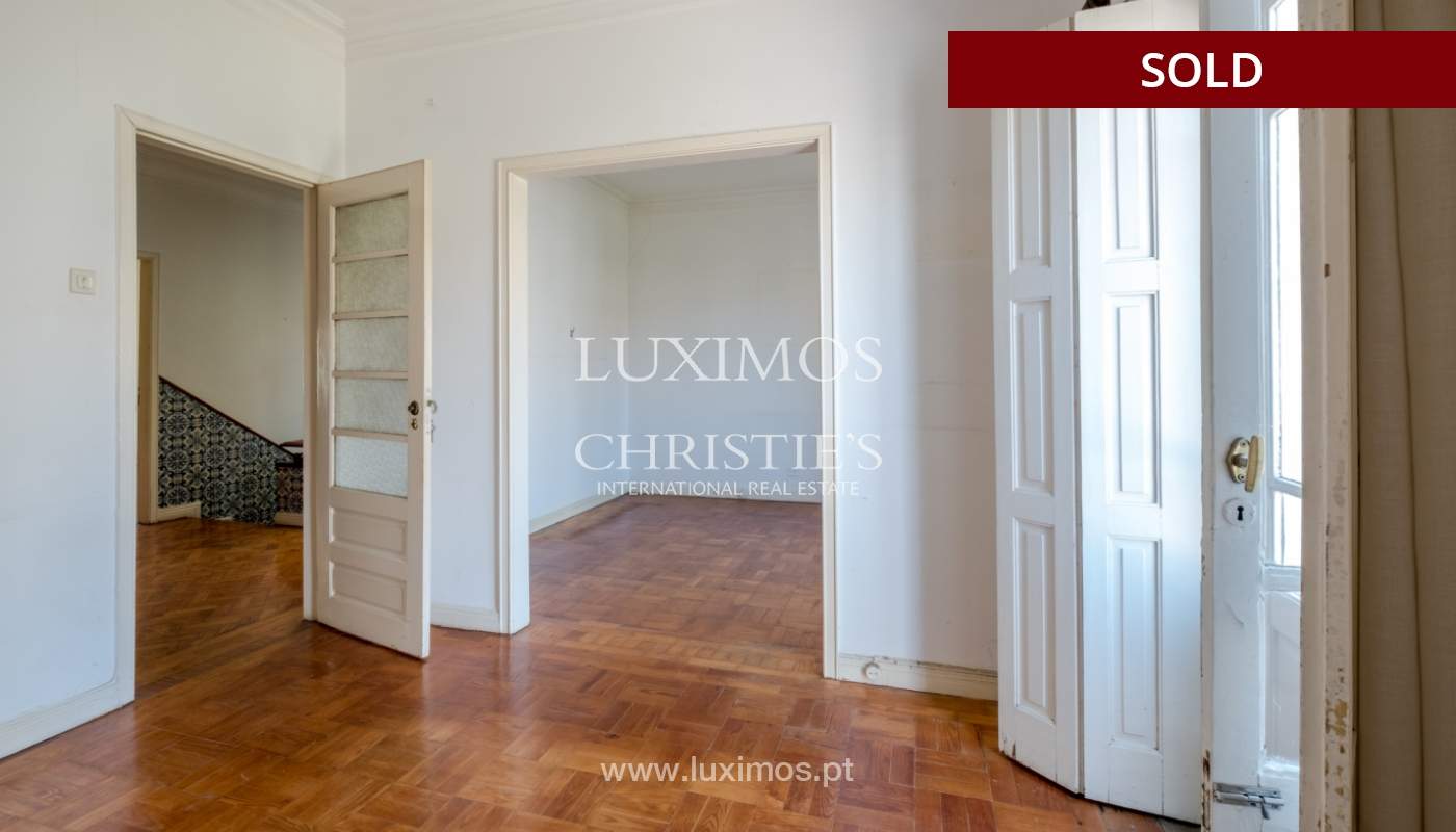 Venda de moradia clássica com jardim, para remodelar, junto à Boavista_139734