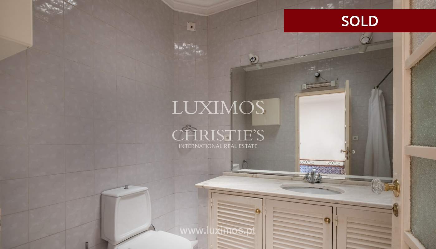 Venda de moradia clássica com jardim, para remodelar, junto à Boavista_139737