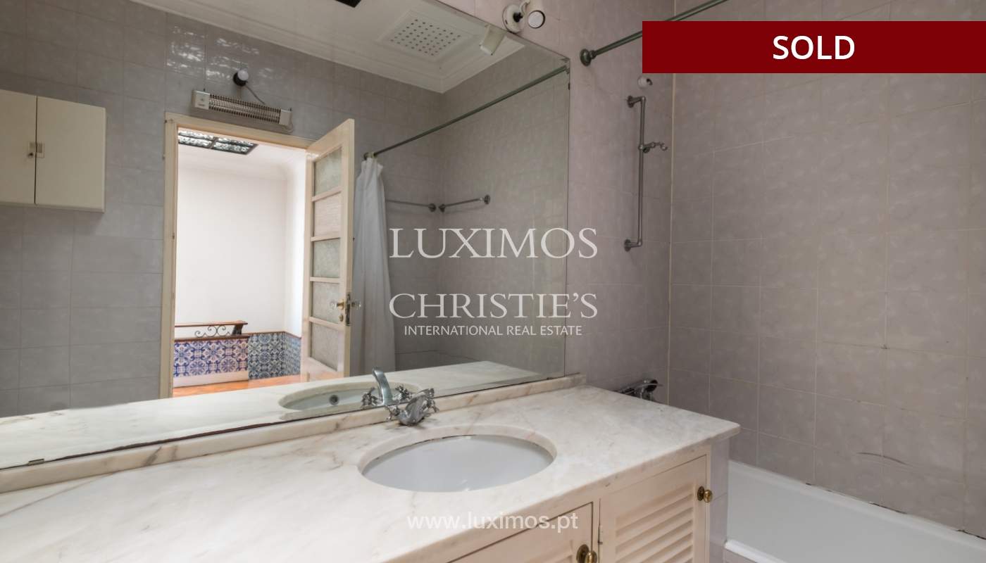 Venda de moradia clássica com jardim, para remodelar, junto à Boavista_139738