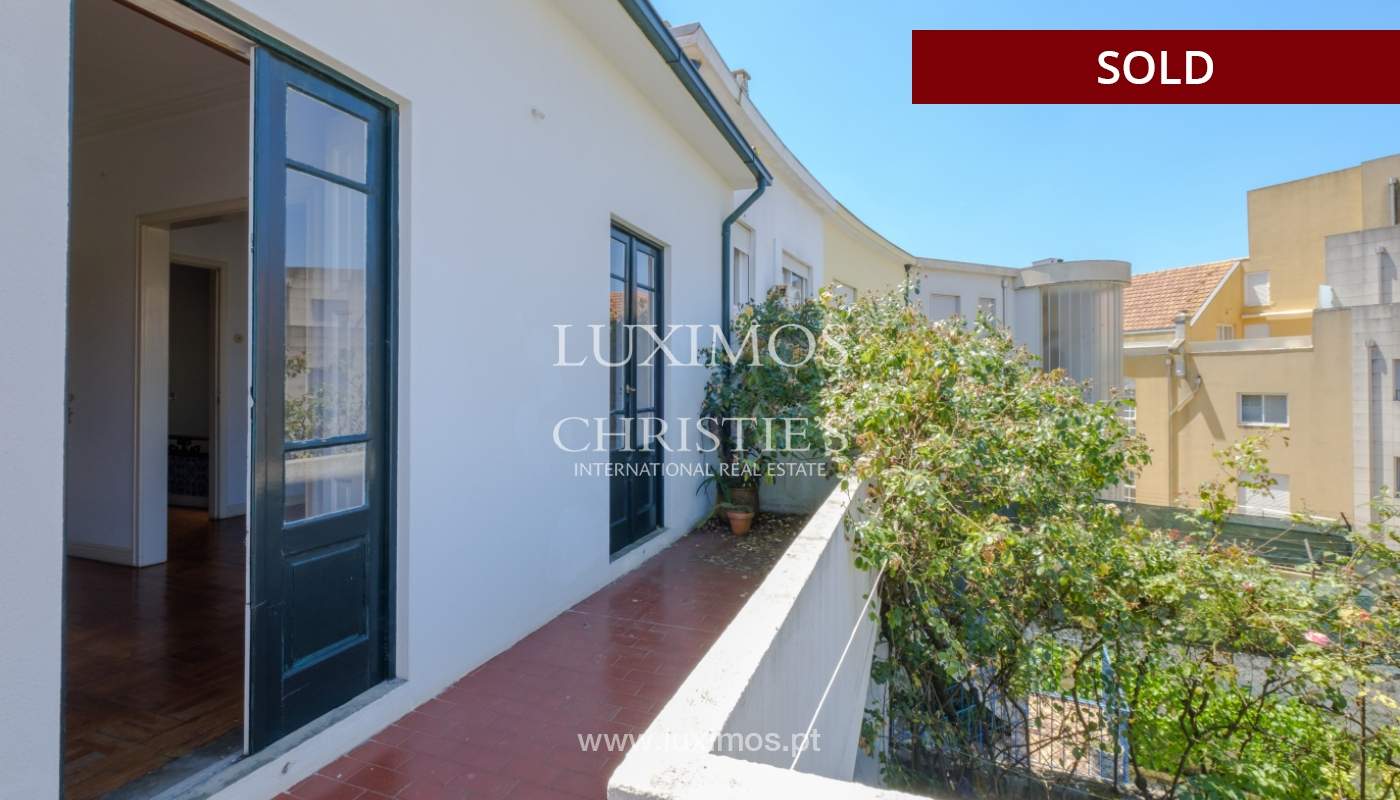 Venda de moradia clássica com jardim, para remodelar, junto à Boavista_139739