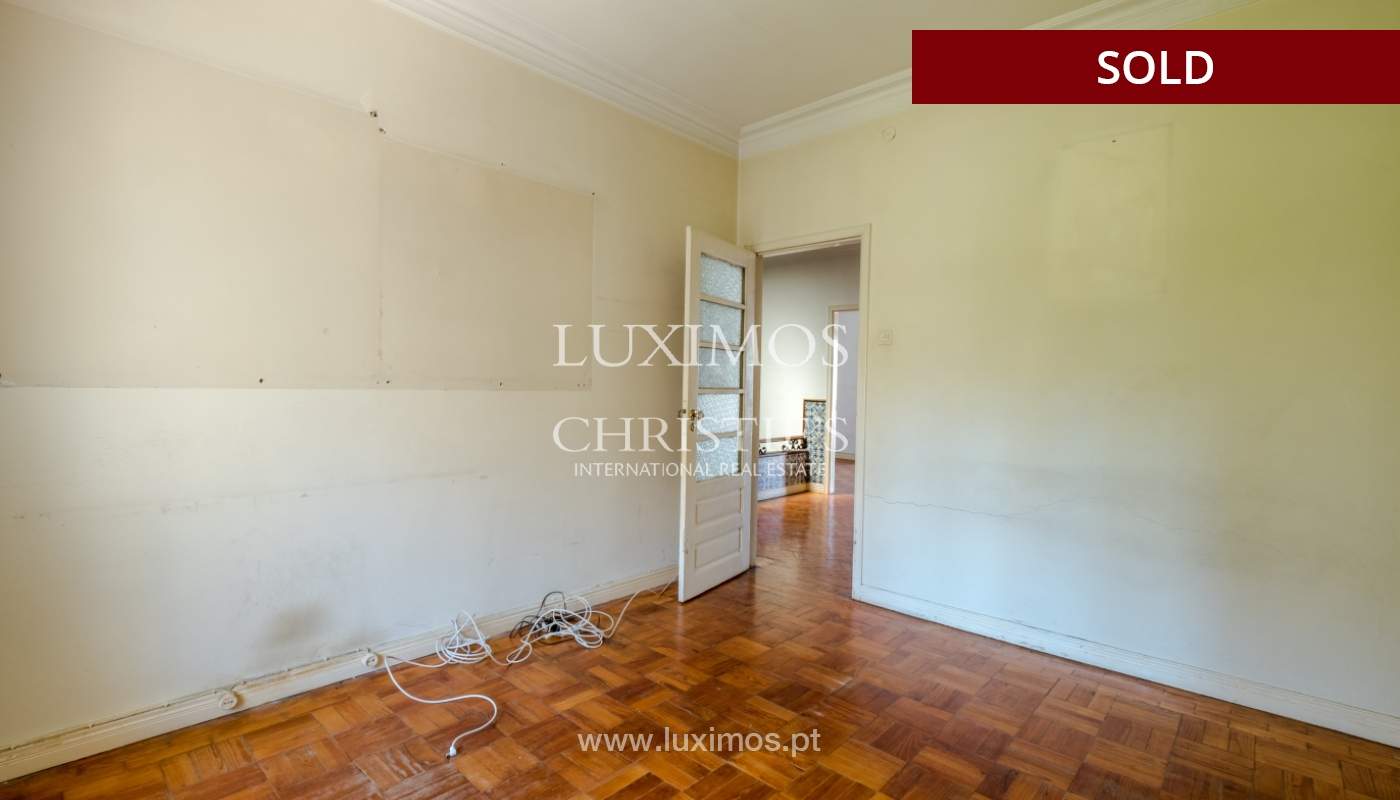 Venda de moradia clássica com jardim, para remodelar, junto à Boavista_139742