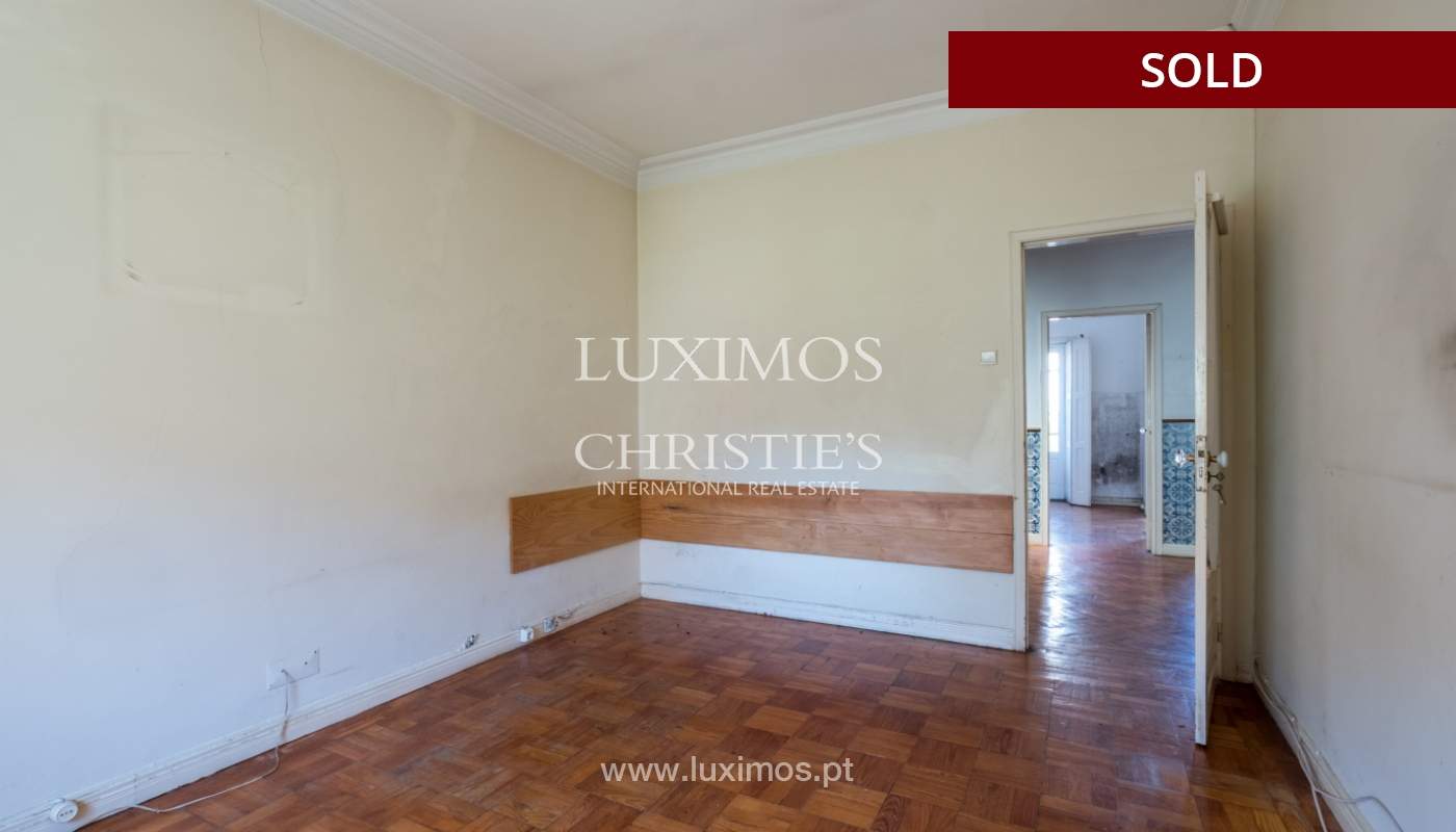 Venda de moradia clássica com jardim, para remodelar, junto à Boavista_139745