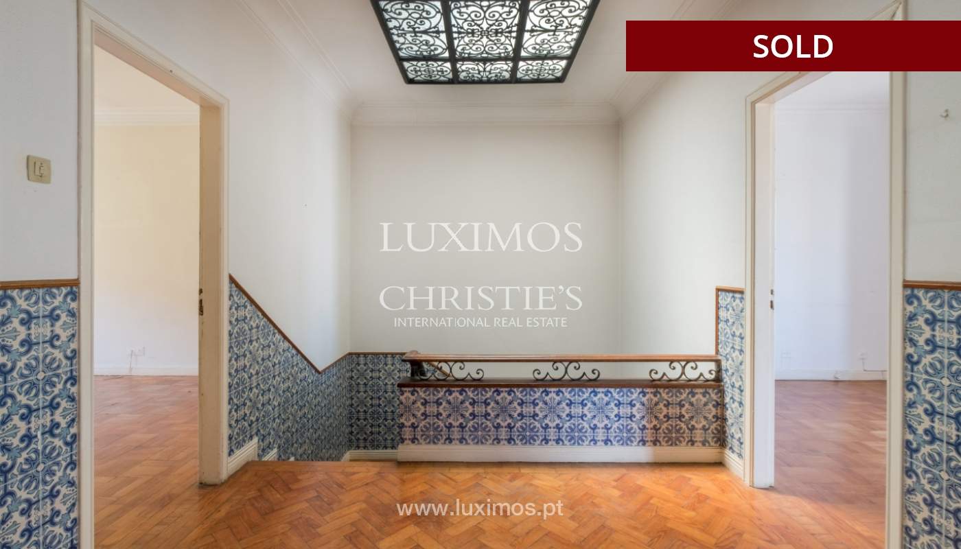 Venda de moradia clássica com jardim, para remodelar, junto à Boavista_139750