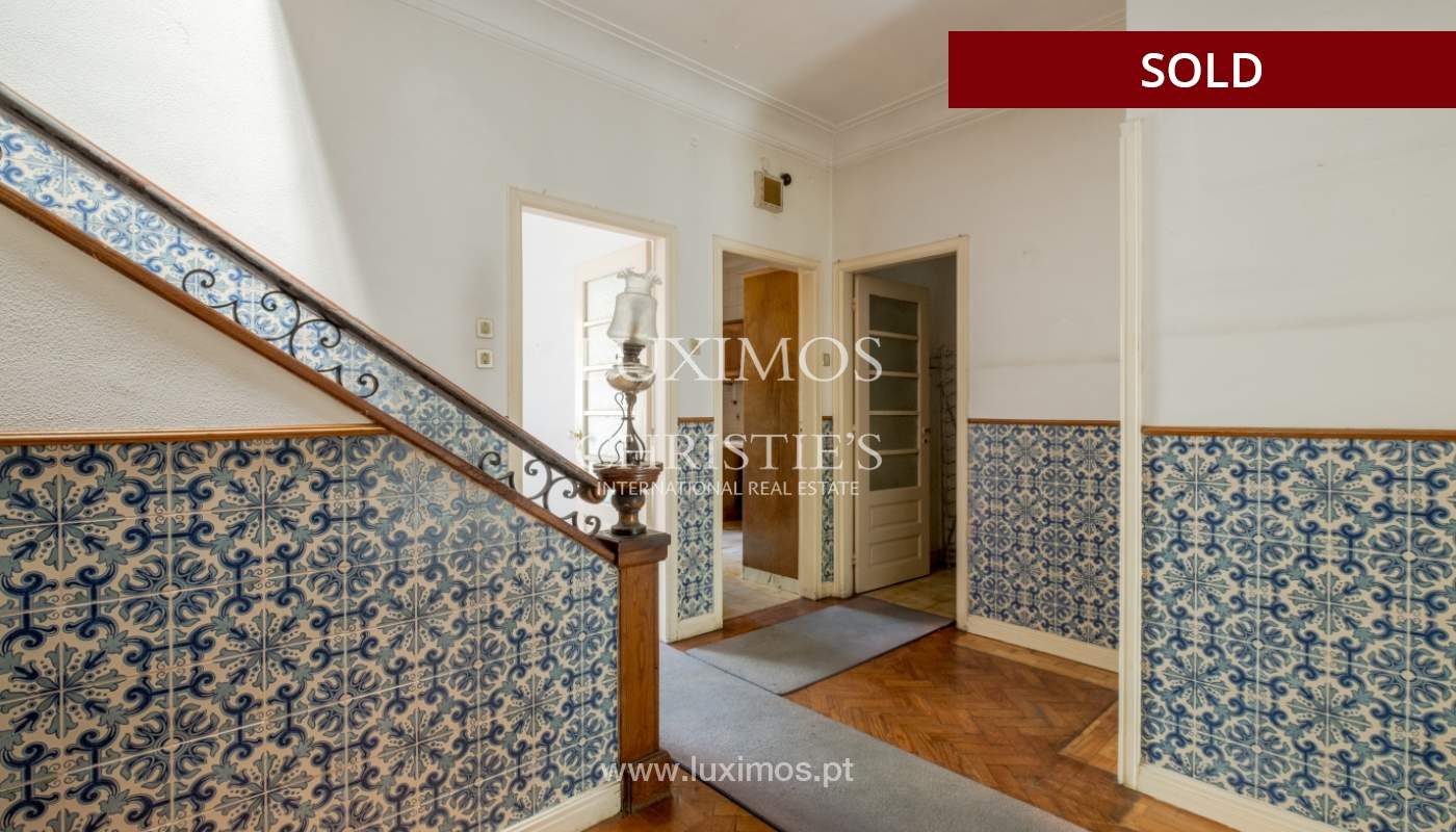 Venda de moradia clássica com jardim, para remodelar, junto à Boavista_139751