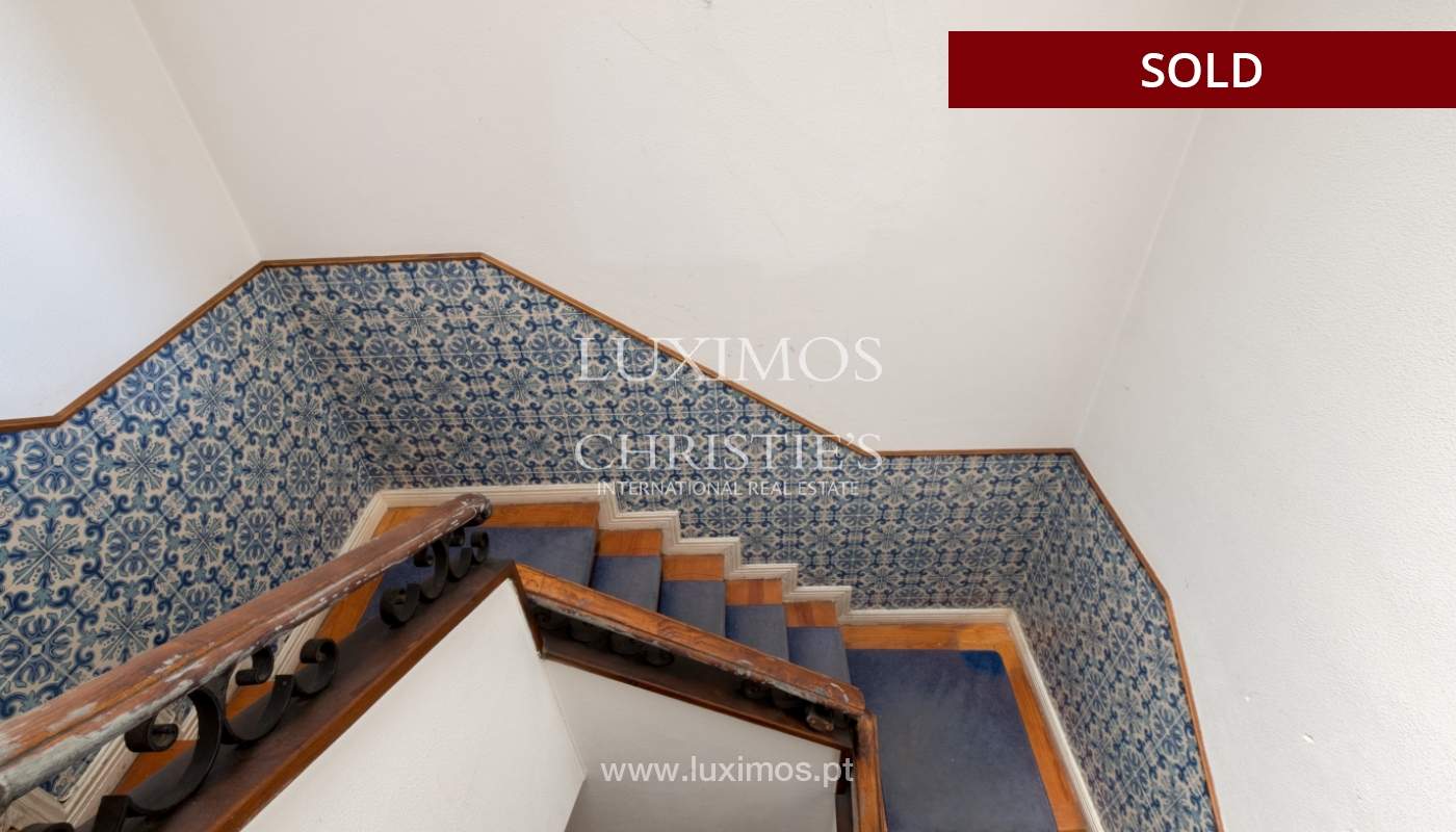 Venda de moradia clássica com jardim, para remodelar, junto à Boavista_139752