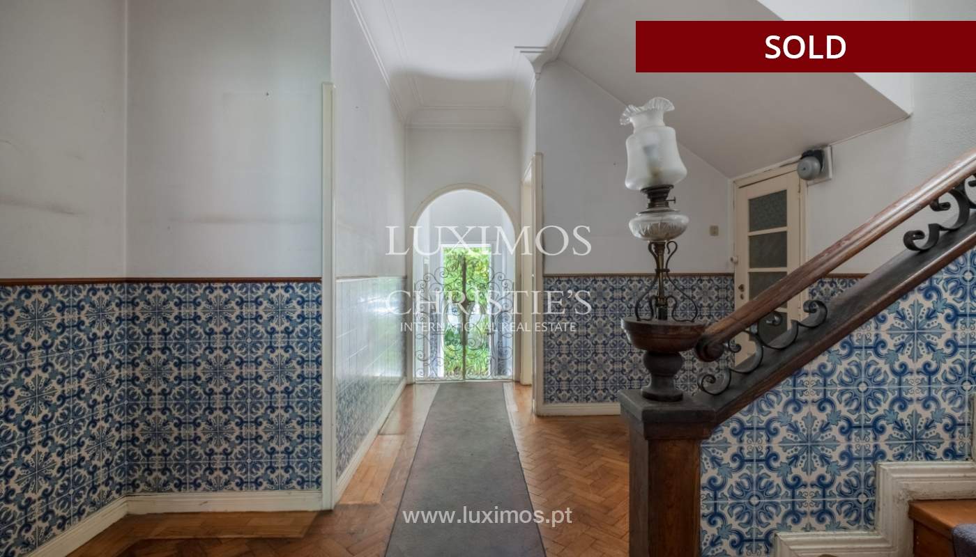 Venda de moradia clássica com jardim, para remodelar, junto à Boavista_139755