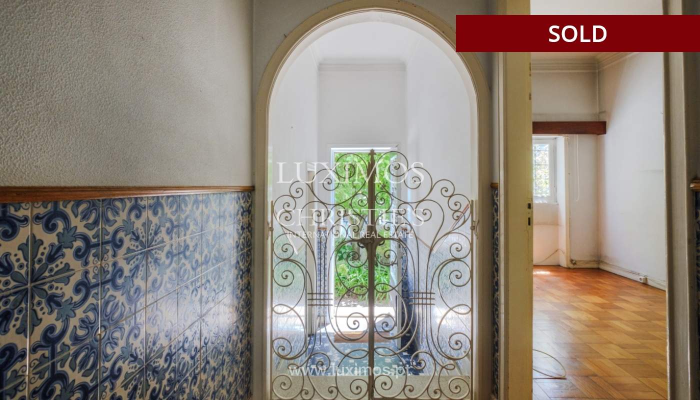 Venda de moradia clássica com jardim, para remodelar, junto à Boavista_139756