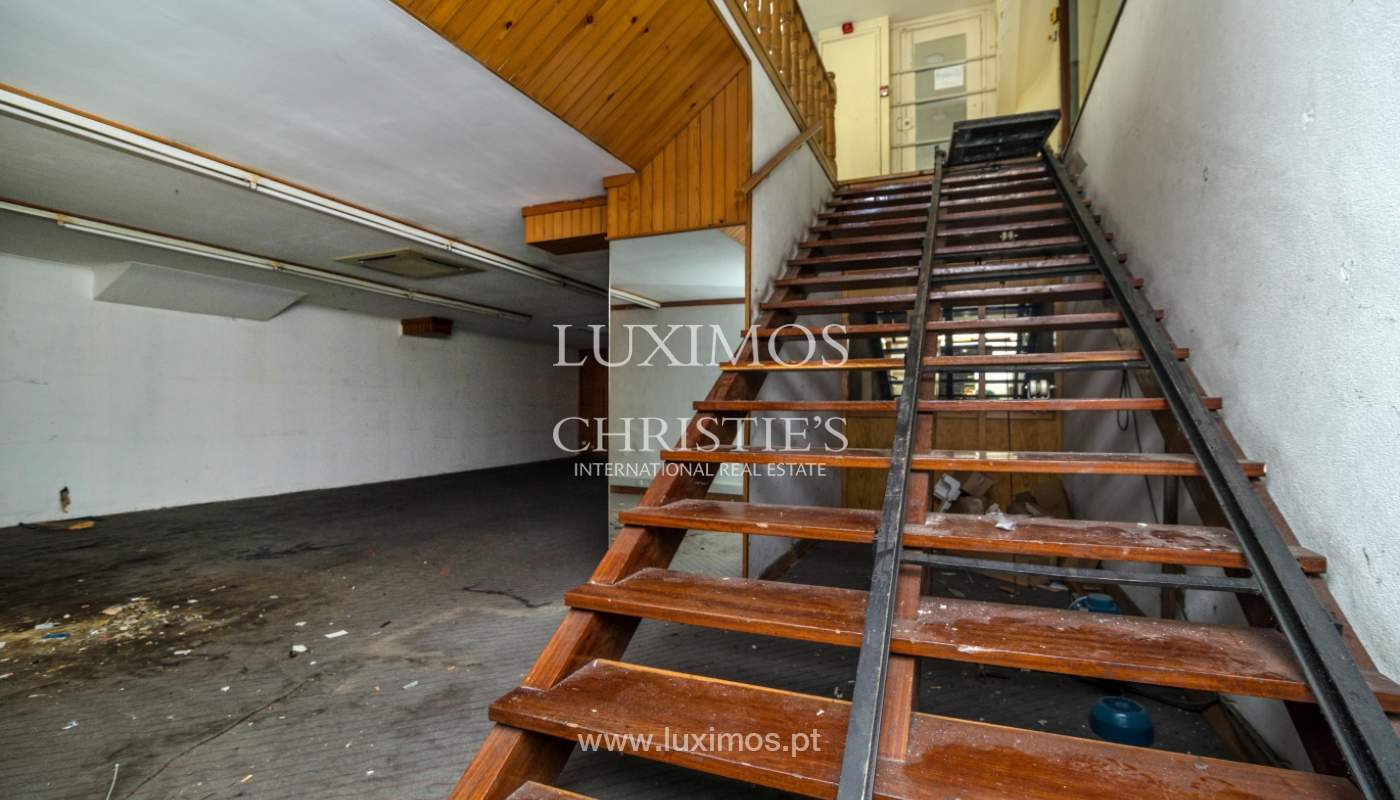 Venda de loja de dois pisos, para remodelar, no centro do Porto_140038