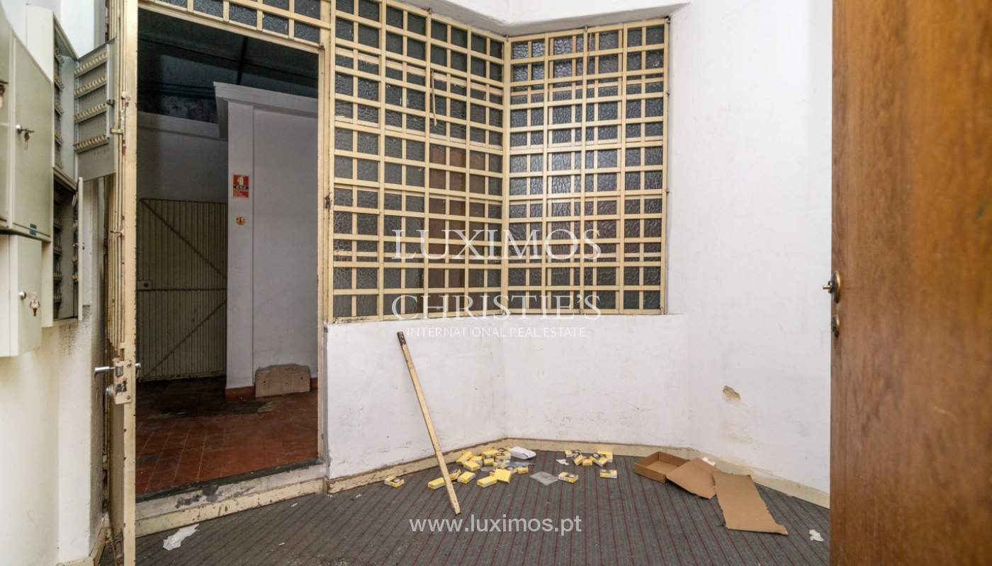 Venda de loja de dois pisos, para remodelar, no centro do Porto_140040