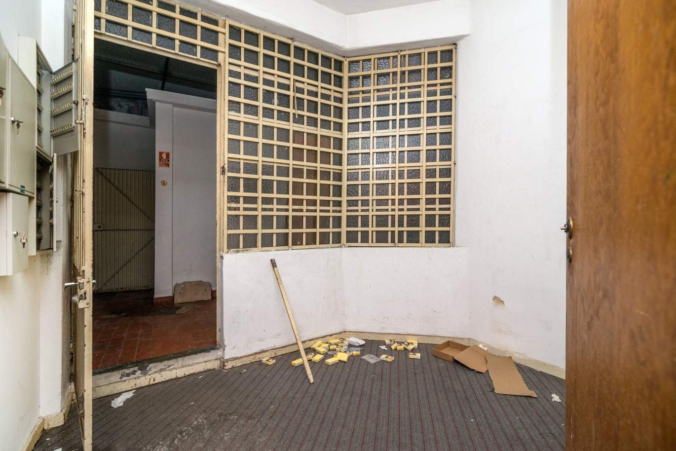Tienda de dos pisos para remodelar en el centro de Oporto_140040