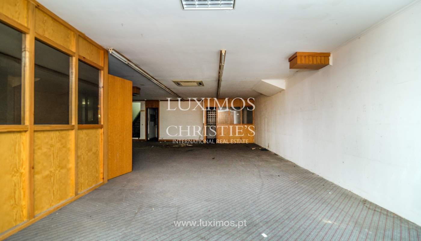 Venda de loja de dois pisos, para remodelar, no centro do Porto_140046