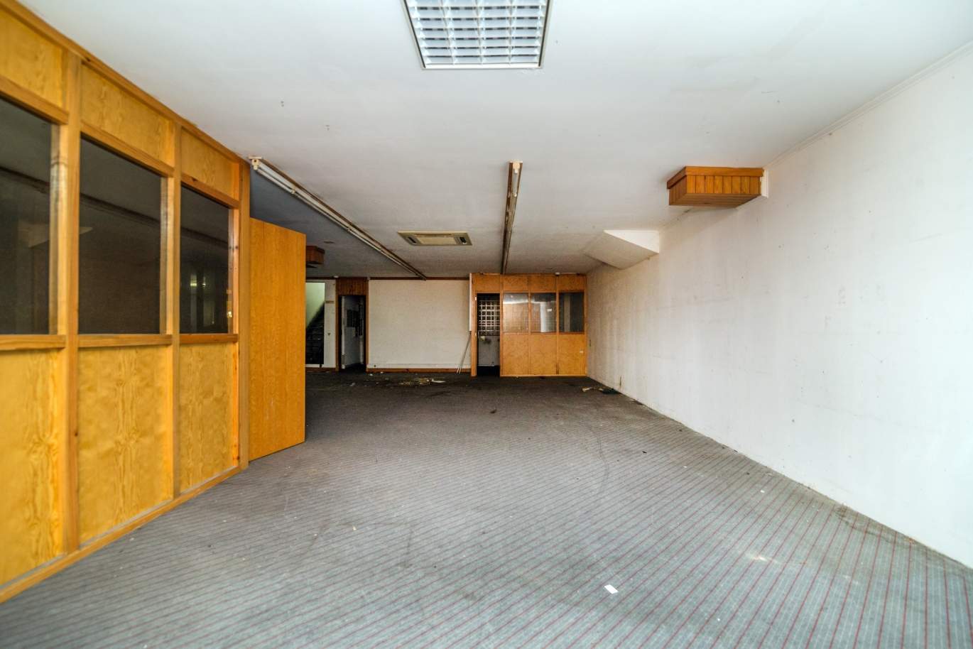 Zweigeschossiges Ladenlokal für Umbauarbeiten im Zentrum von Porto, Portugal_140046