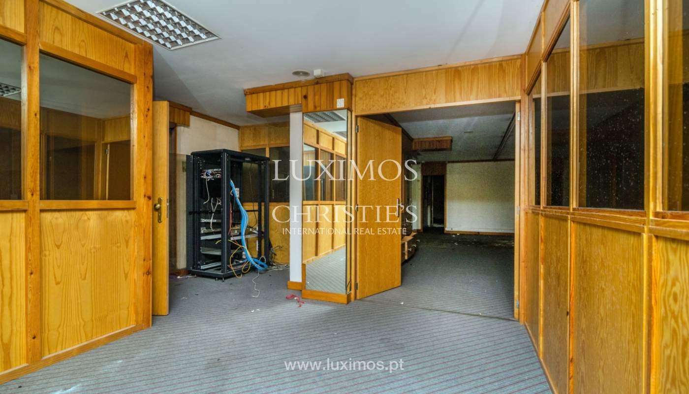 Venda de loja de dois pisos, para remodelar, no centro do Porto_140047
