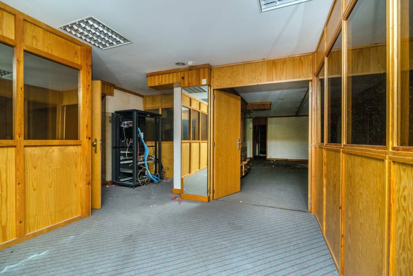 Tienda de dos pisos para remodelar en el centro de Oporto_140047