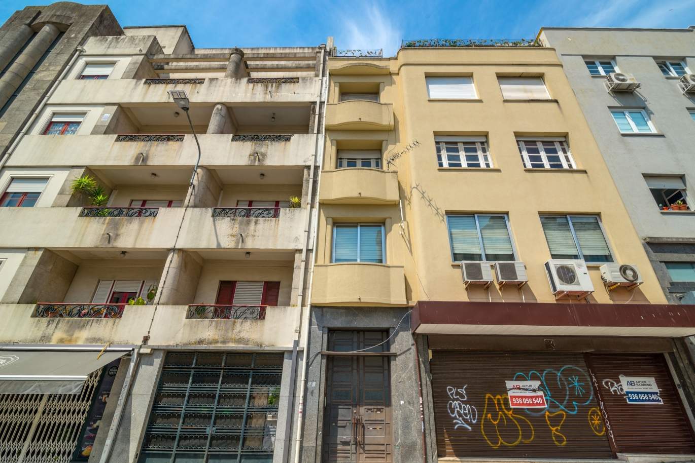 Tienda de dos pisos para remodelar en el centro de Oporto_140049