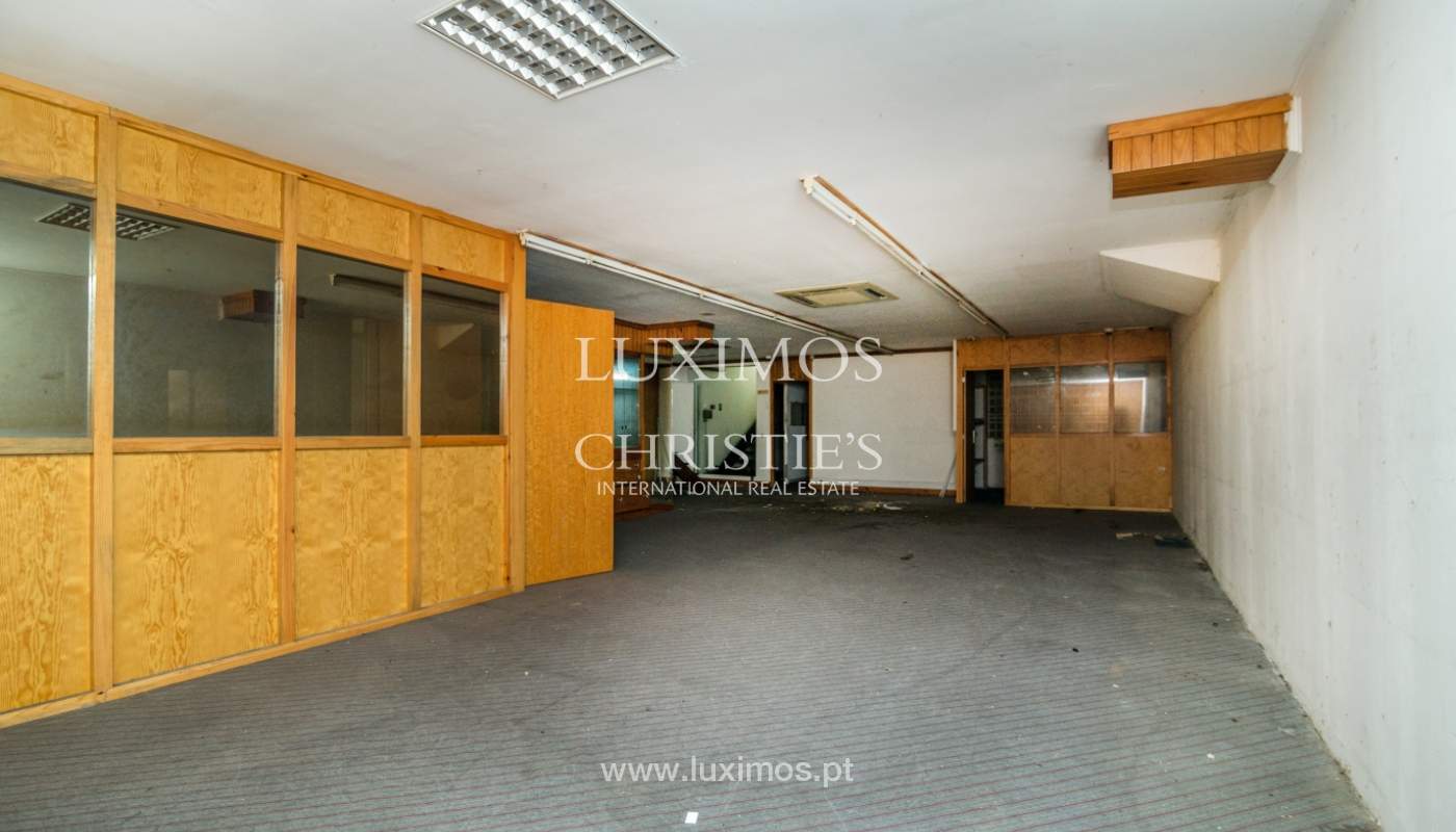 Venda de loja de dois pisos, para remodelar, no centro do Porto_140050