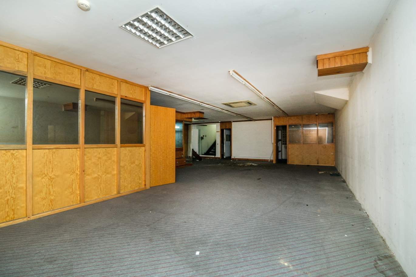 Zweigeschossiges Ladenlokal für Umbauarbeiten im Zentrum von Porto, Portugal_140050