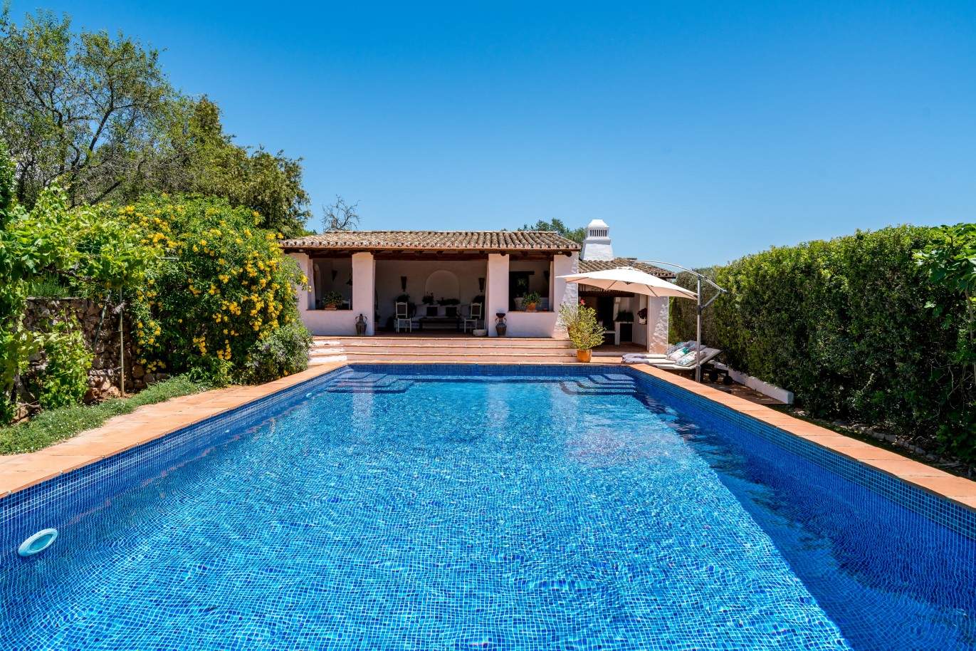 venda-moradia-c-piscina-terraco-e-jardim-loule-algarve-portugal