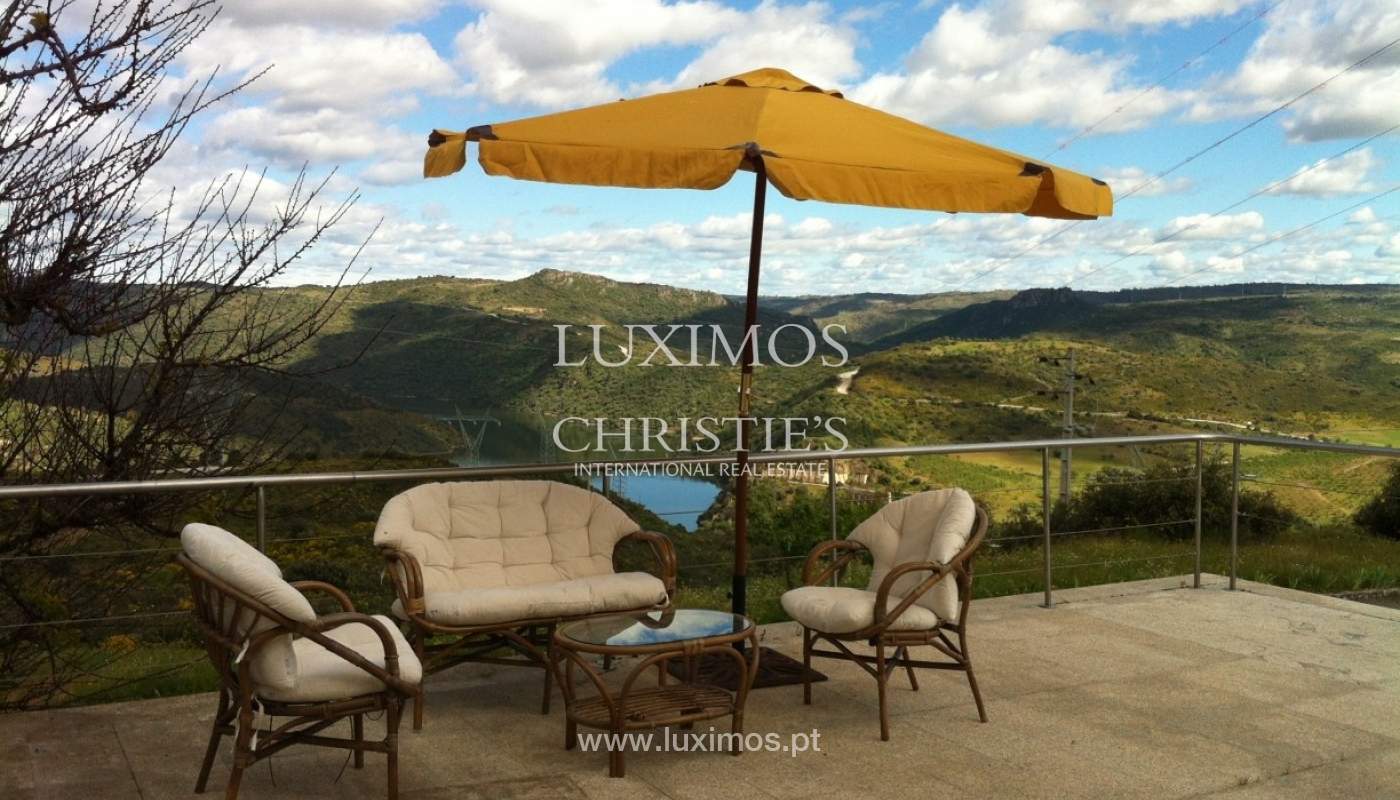 Resort mit Blick auf den Fluss und die Berge, Bemposta, Portugal_14767