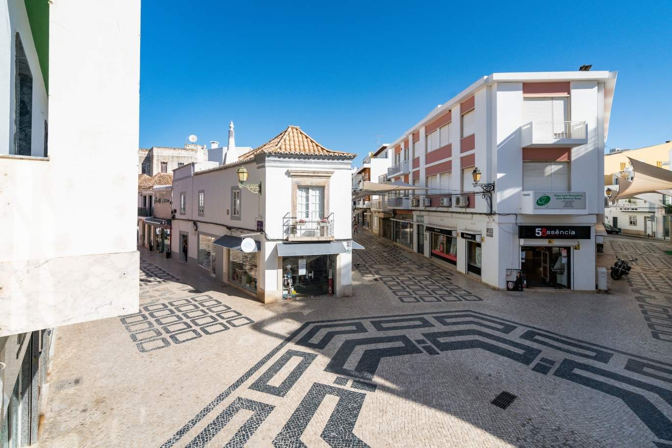Gebäude mit Wohnungen und Geschäftsräumen, Stadtzentrum Faro, Algarve_150515