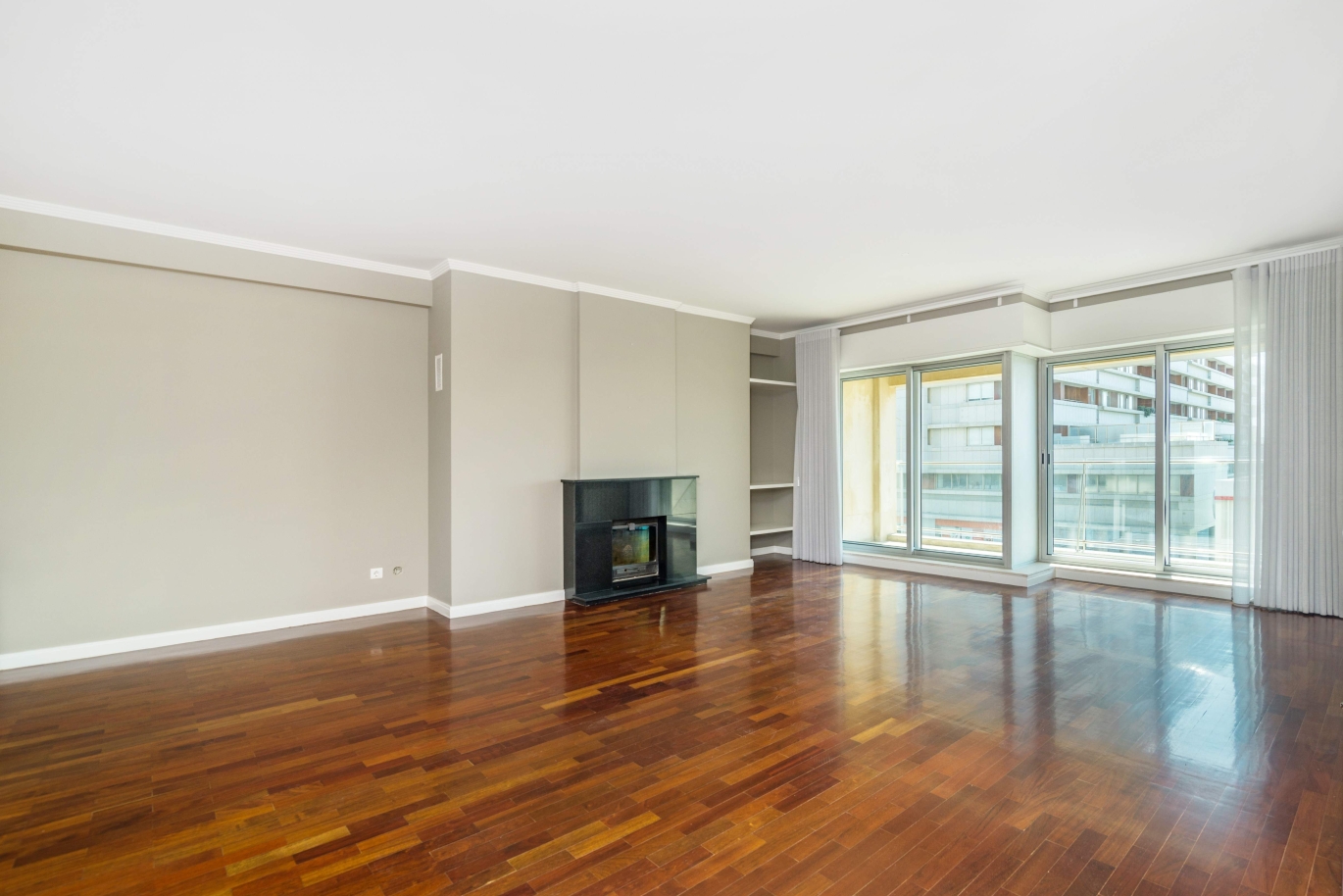 First line sea flat for rent in Matosinhos Sul, Portugal