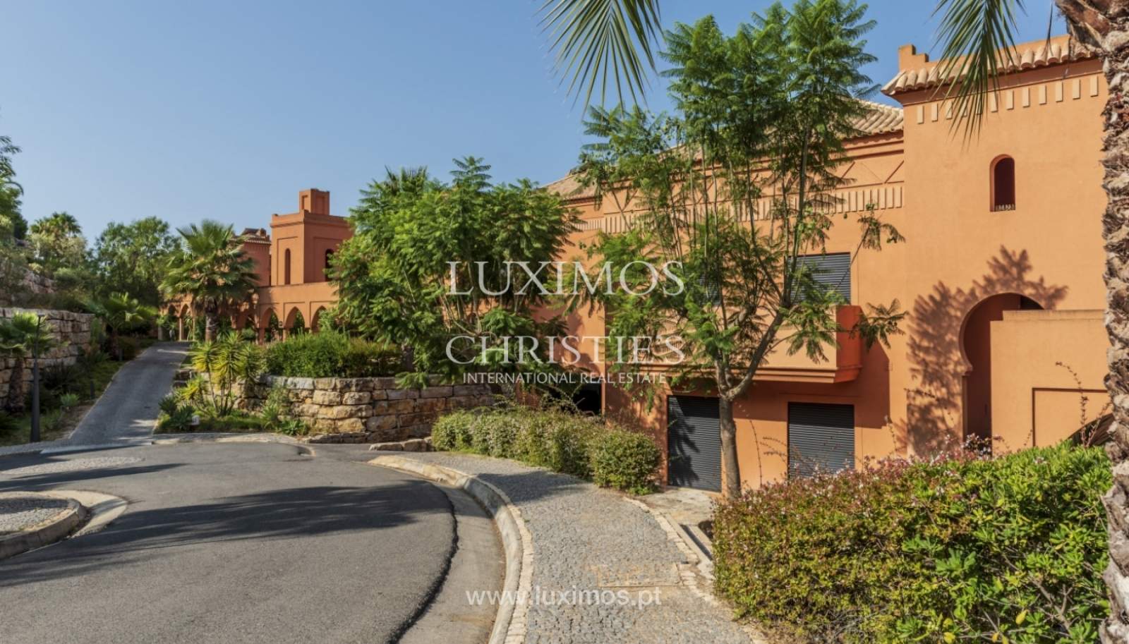 Sale of contemporary apartment in exclusive Golf Resort, Algarve_152576