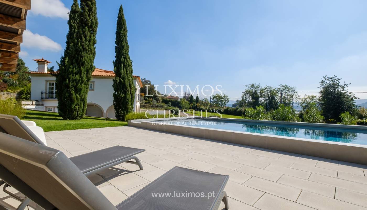 Tipical Portuguese House with garden and swimming pool, for sale